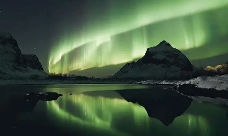 Cahaya Utara Aurora di atas pegunungan Norwegia