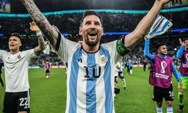 Kemenangan Messi di Piala Dunia Lionel Messi mengangkat trofi Piala Dunia 2022