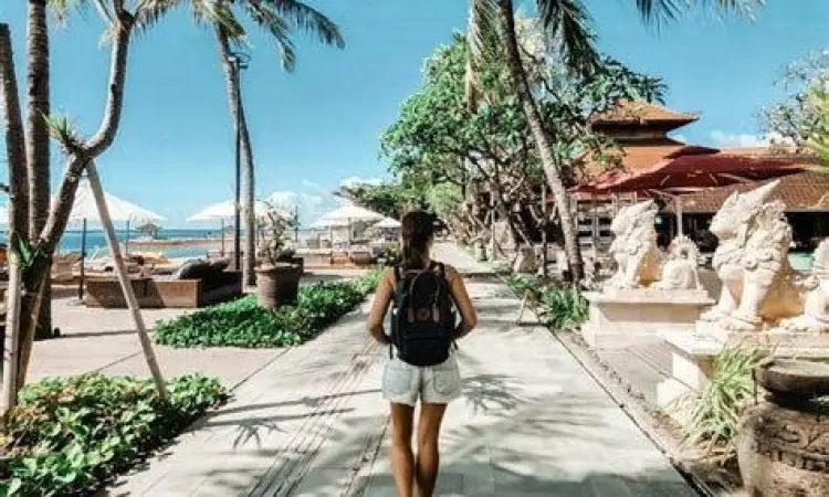 Jogging Track Sanur Wisatawan bersepeda di jogging track Pantai Sanur Denpasar