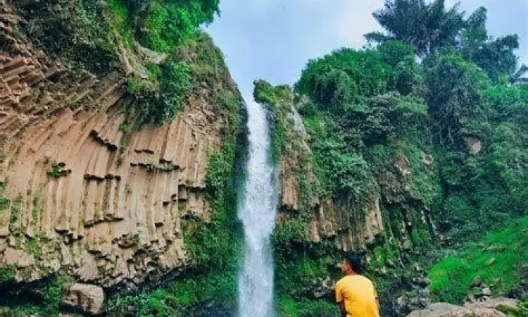 Pemandangan air terjun Curug Putri Tegal yang eksotis
