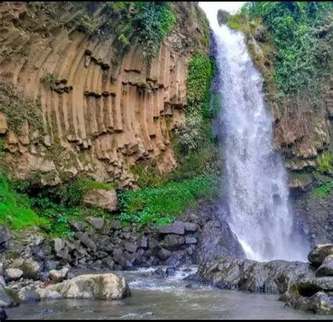 Fasilitas Wisata Curug Putri Fasilitas area istirahat di Curug Putri Tegal