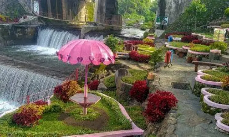 Fasilitas area istirahat di Taman Seribu Cinta