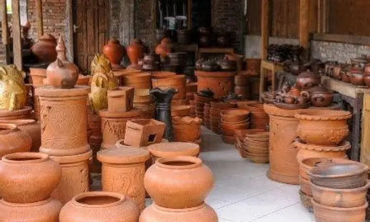 Proses pembuatan gerabah di Desa Wisata Kasongan Bantul