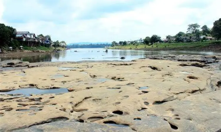 Struktur batuan purba di situs Batu Tinggi Sekadau