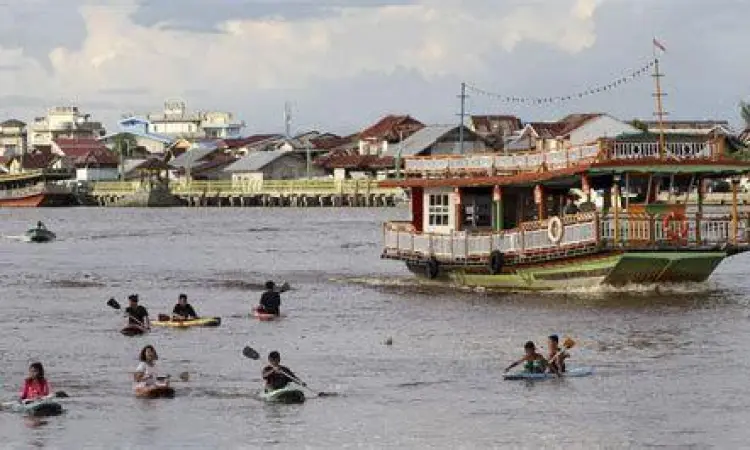 Sungai Kapuas Sekadau Pemandangan sungai Kapuas dari arah Batu Tinggi