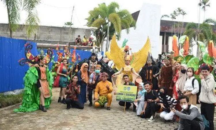 Masyarakat lokal melakukan kegiatan budaya di Sekadau