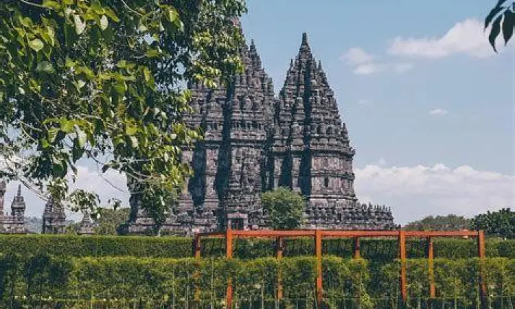 Transportasi Umum ke Prambanan Bus Trans Jogja di halte dekat Candi Prambanan