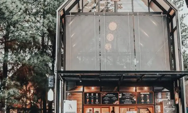 Cafe estetik dengan area outdoor di Kota Wisata