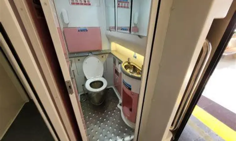 Toilet Kereta Ekonomi CA Toilet kereta api ekonomi CA yang bersih dan modern
