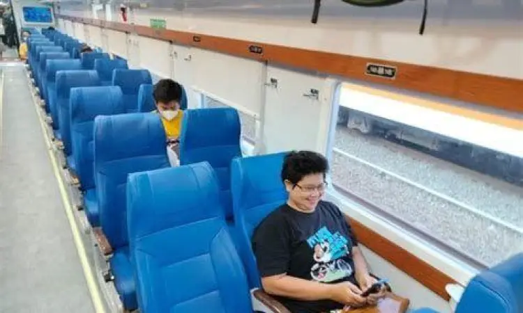 Interior kereta api ekonomi premium terbaru