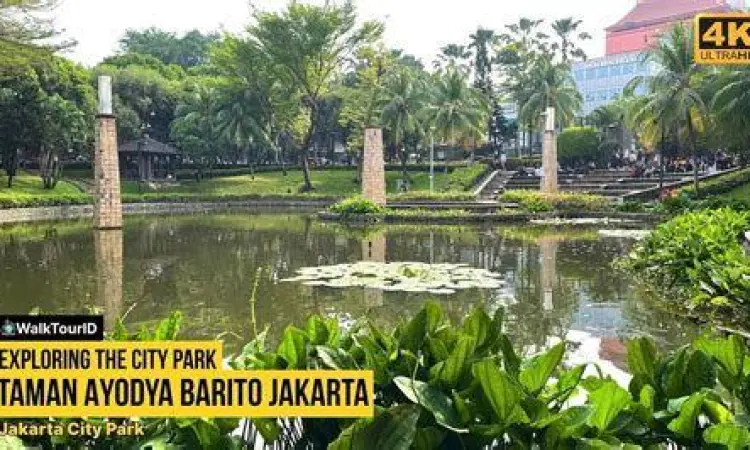 Fasilitas bangku dan kolam di Taman Ayodya Barito