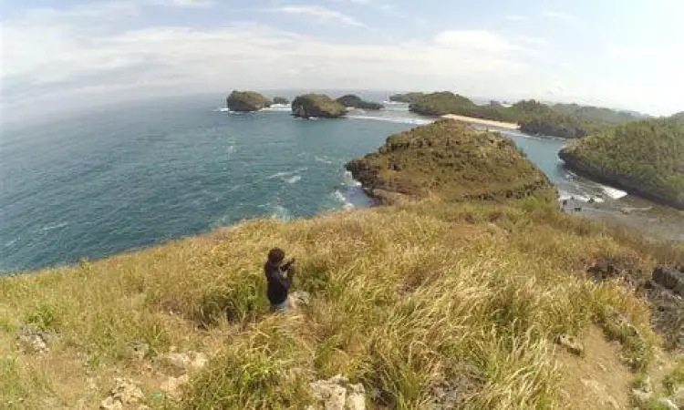 Gugusan pulau karang di Pantai Kasap Pacitan