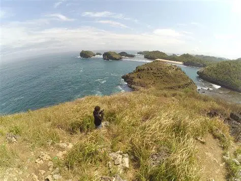 Miniatur Raja Ampat Pacitan Gugusan pulau karang di Pantai Kasap Pacitan