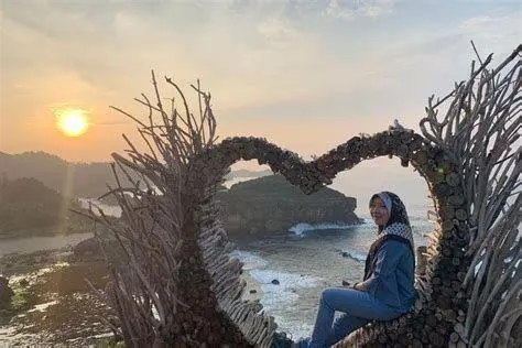 Spot Foto Instagramable Pantai Kasap Wisatawan berfoto di spot utama Pantai Kasap