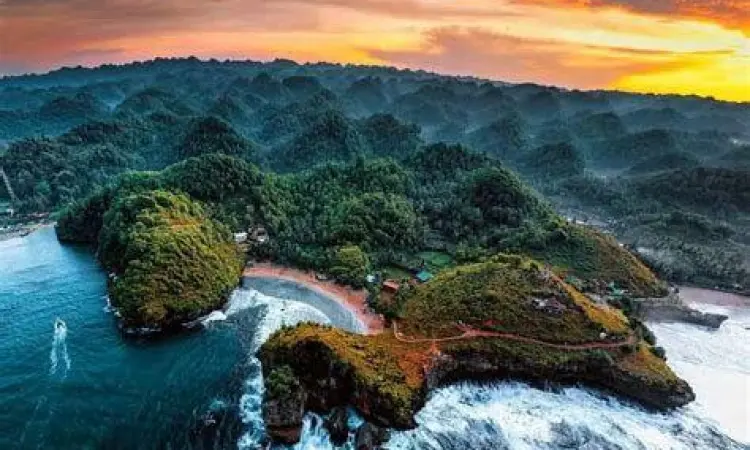 Matahari terbenam di ufuk barat Pantai Kasap