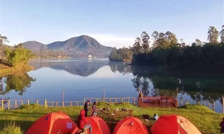 Camping di tepi danau Situ Cileunca Pangalengan