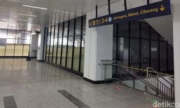 Navigasi Peron Manggarai Suasana peron elevated di Stasiun Manggarai Jakarta