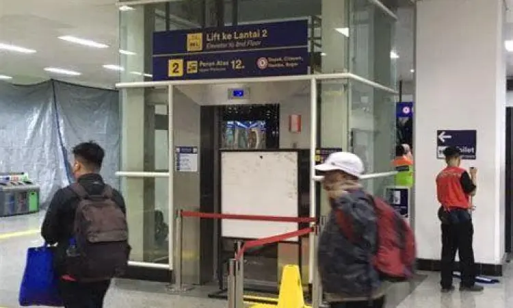 Lift dan fasilitas aksesibilitas di Stasiun Manggarai Jakarta