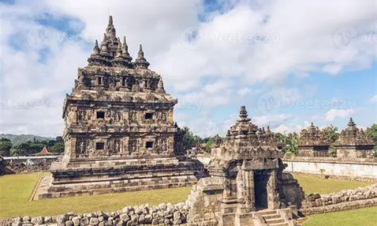 Kemegahan Candi Plaosan salah satu wisata dekat prambanan