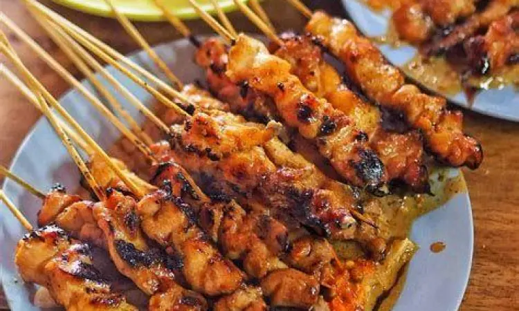 Proses pembakaran sate ayam ponorogo dengan bumbu meresap