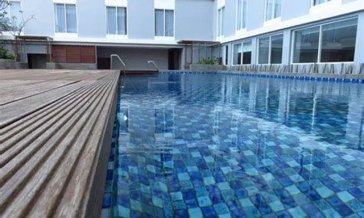 Kolam renang outdoor di Hotel Horison Pasuruan