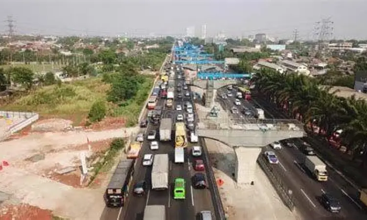 Kemacetan Tol Japek Kondisi lalu lintas di jalan tol Jakarta Cikampek pada jam sibuk