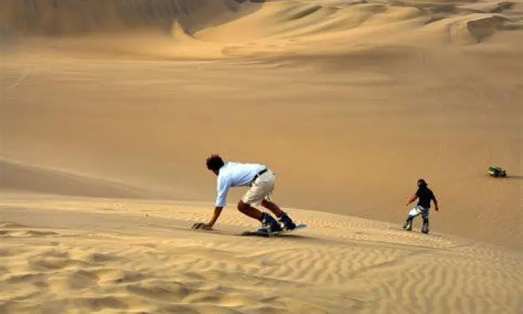 Aktivitas Sandboarding Jogja Seseorang sedang bermain sandboarding di Taman Gumuk Pasir