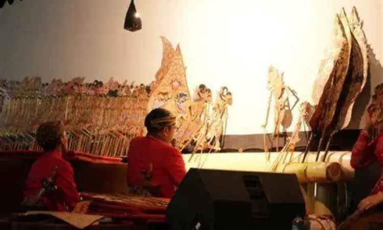 Wayang Kulit sebagai Warisan Dunia Pertunjukan wayang kulit sebagai warisan budaya suku Jawa