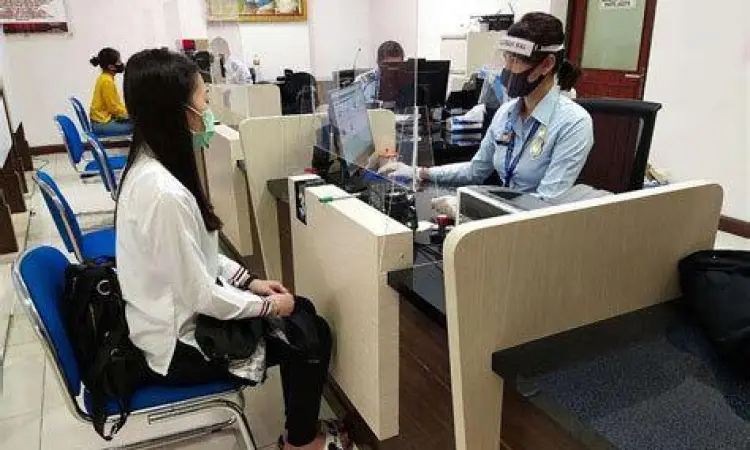 Pelayanan Kantor Imigrasi Suasana pelayanan di kantor imigrasi indonesia