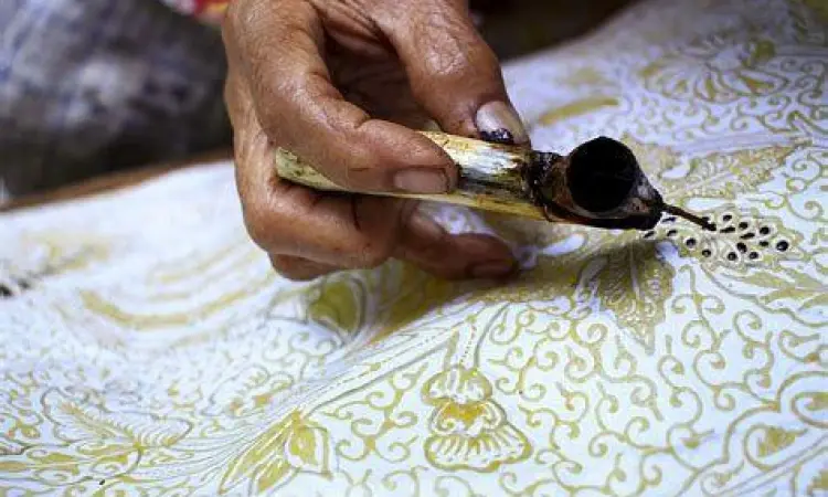Perajin sedang membuat batik tulis di Kampung Batik Kauman