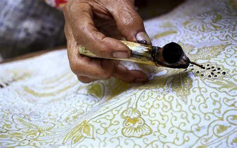 Proses Membatik Tulis Perajin sedang membuat batik tulis di Kampung Batik Kauman