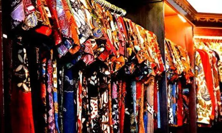 Interior toko batik klasik di Kauman Solo