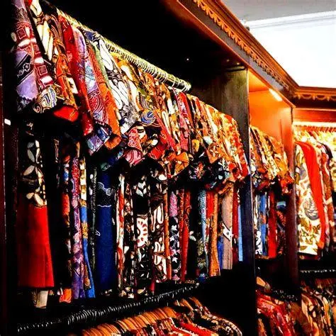 Showroom Batik Kauman Interior toko batik klasik di Kauman Solo