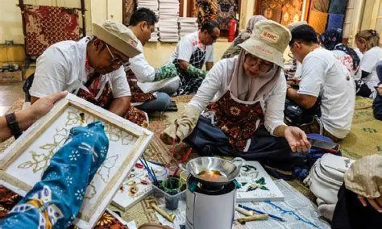 Wisatawan mancanegara belajar membatik di Solo