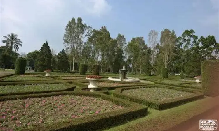 Taman gaya Perancis yang simetris di Cianjur
