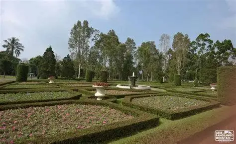 Keanggunan Taman Perancis Taman gaya Perancis yang simetris di Cianjur