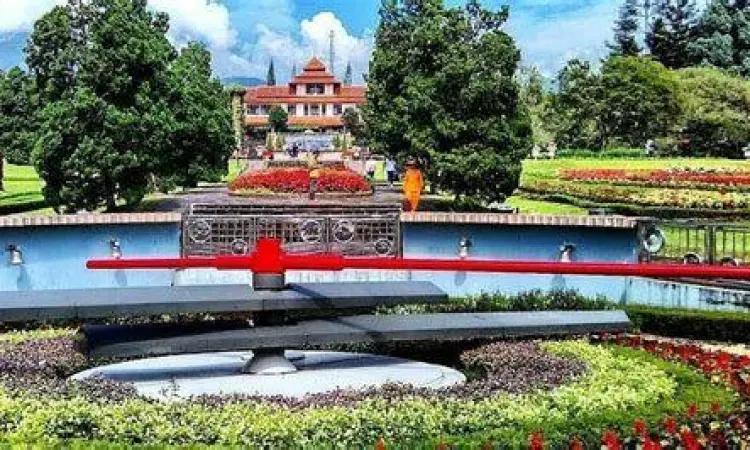 Ikon jam raksasa di tengah taman bunga