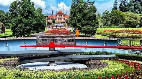 Giant Clock Taman Bunga Ikon jam raksasa di tengah taman bunga