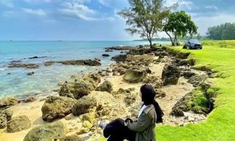 Hamparan rumput hijau luas di tepi Pantai Bugel Banten