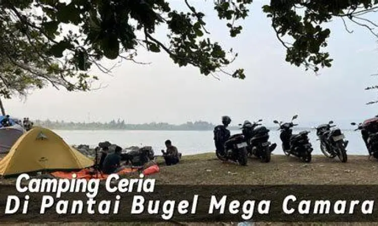 Kumpulan tenda warna-warni di area camping Pantai Bugel Banten