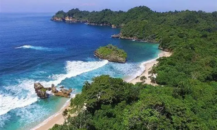 Panorama Indah Pantai Banyu Meneng Panorama air laut tenang dan pasir putih di Pantai Banyu Meneng