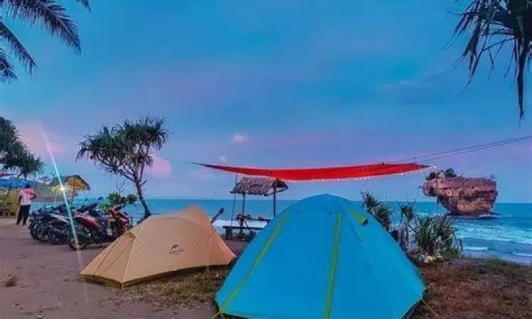 Kuliner Pantai Banyu Meneng Warung makan tradisional di pinggir Pantai Banyu Meneng