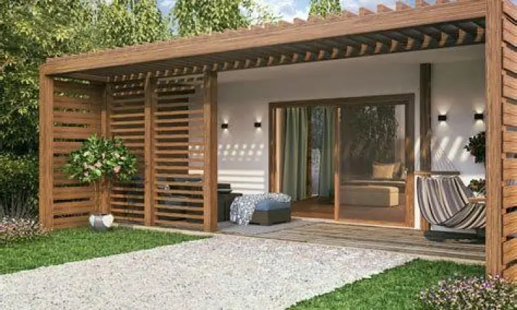 Tampilan luar guest house dengan taman asri