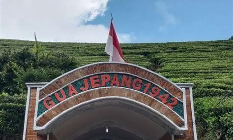 Goa Jepang Kaligua Pintu masuk Goa Jepang di dalam kawasan Kaligua