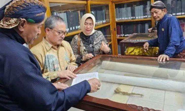 Arsip silsilah di perpustakaan keraton