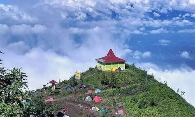 Matahari terbit yang mempesona dari puncak Gunung Andong