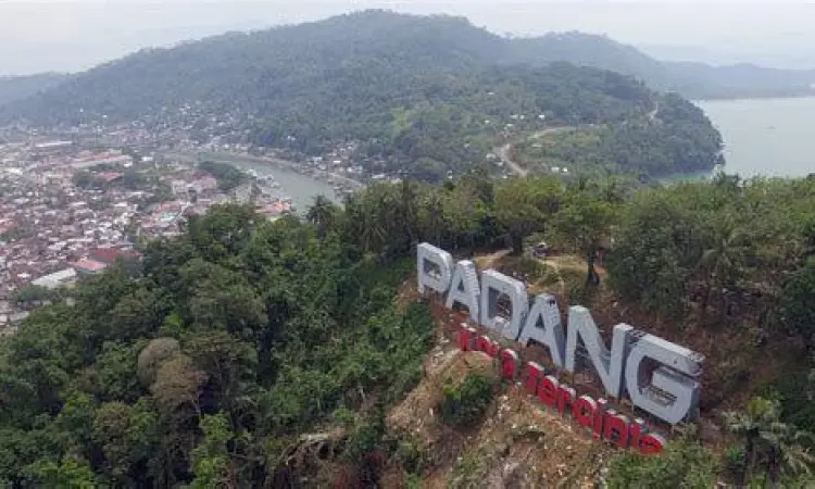 Pemandangan Gunung Padang Panorama alam dari atas Gunung Padang dekat makam Siti Nurbaya