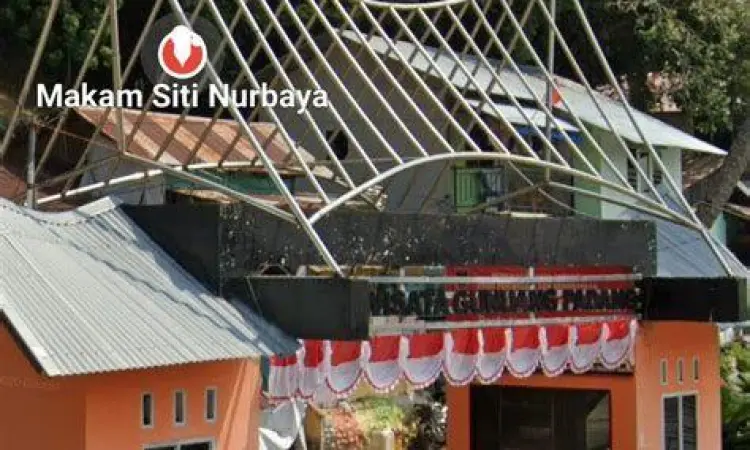 Pintu Masuk Makam Tangga menuju Makam Siti Nurbaya yang berada di sela bebatuan