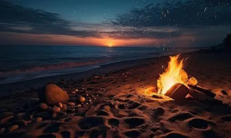 Api Unggun di Pantai Aktivitas api unggun di pinggir pantai saat malam