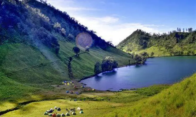Sunrise Ranu Kumbolo Keindahan matahari terbit di Ranu Kumbolo dengan latar tenda pendaki